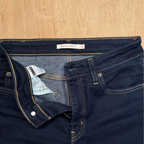 Levi’s 725 High Rise Bootcut Women's Jeans - Picture 4 of 5